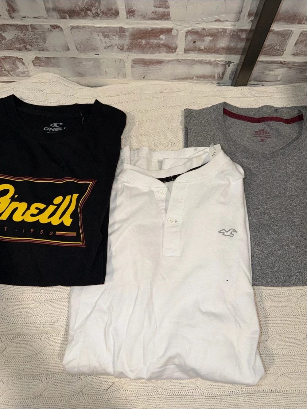 O'Neill Black Logo Tee • Hollister White Henley • Gray V-Neck Trio mens large